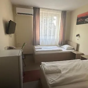 Free Parking, Free Breakfast, Only 15 Minutes To Center Budapeşte